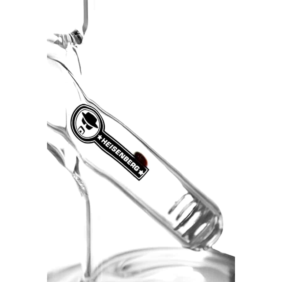 Heisenberg bulbulator har en rund, transparent glaskrop, der præsenterer en kompleks indre struktur af farvet glas og metal. Den har en sort, mat base med en symmetrisk form, der understøtter den mere delikate øverste del. Lyset reflekteres i de glatte overflader, og den samlede konstruktion udstråler en moderne og stilren æstetik.