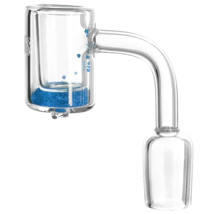 En blå farvet banger med en glat, transparent overflade pryder midten af kompositionen. Den har en cylindrisk form og en bred, flad bund, der giver stabilitet. Mønstre i nuancer af blå og grøn fremhæver strukturen, mens silikonekomponenter i bunden giver et mat udseende. En smal, gennemsigtig rørform strækker sig opad, hvilket skaber en elegant linje.