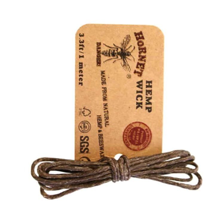 En snor i naturlig hamp med en længde på én meter er præsenteret. Snoren har en grov, fibret tekstur og en varm, gyldenbrun farve. Den er snoet i en spiralform, hvilket giver den en robust udseende. Enderne er let afskårne, og der er synlige tråde, der stikker ud, hvilket understreger det naturlige materiale.