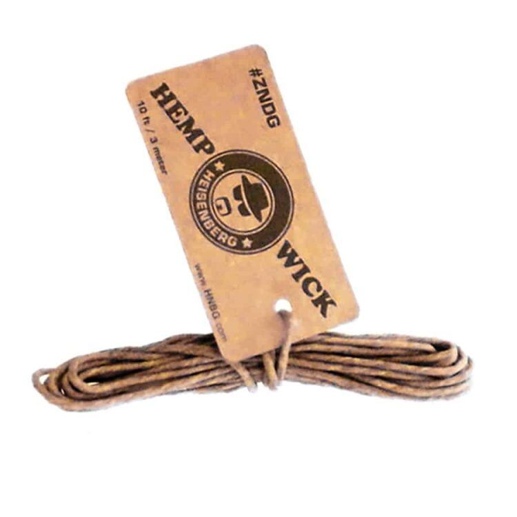 Hampesnor strækker sig over 3 meter i en naturlig, lys brun farve. Snoren har en grov tekstur med synlige fibre, der giver den et rustikt udseende. Den er snoet i en spiralform, hvilket tilføjer dybde. Enderne er ubehandlede og frayed, mens snorens overflade viser små ujævnheder, der fremhæver det naturlige materiale.