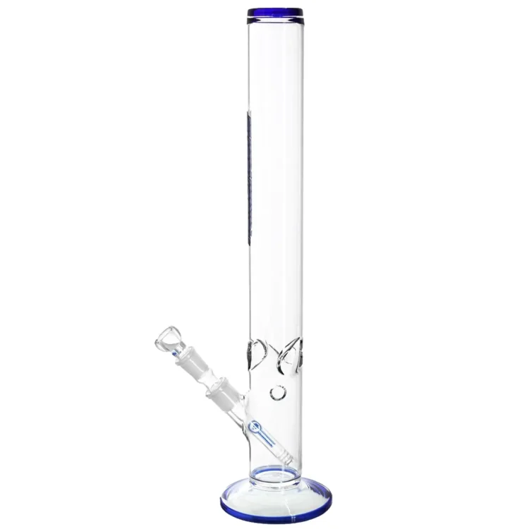 En stor figur i en dyb blå farve pryder midten af kompositionen. Den har en glat, skinnende overflade, der skaber refleksioner af lys. Figuren har en karakteristisk form med skarpe kanter og detaljerede ansigtstræk, der inkluderer en kraftig kæbe og briller. Nedenunder er der en sort base, som giver stabilitet.