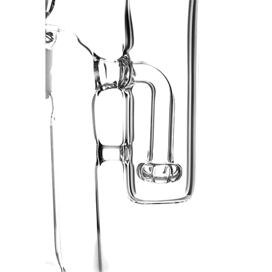 En sort og hvid keramikvase med en glat overflade og en rund form. Vasen har en høj, slank hals og en bredere bund, hvilket giver en elegant silhuet. Mønsteret på vasen er geometrisk og abstrakt, med skarpe linjer og kontrasterende farver, der skaber en dynamisk visuel effekt. Bunden er flad og stabil.
