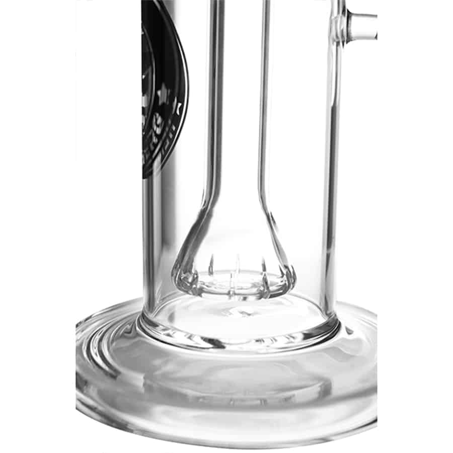 En rund, sort keramisk gryde med en glat overflade pryder midten. Den har en bred, flad bund og en høj kant, der afsluttes med en let udadgående læbe. Hanken på den ene side er buet og robust. Indvendigt er gryden glaseret i en lysere nuance, hvilket skaber en kontrast til den mat, sorte yderside.