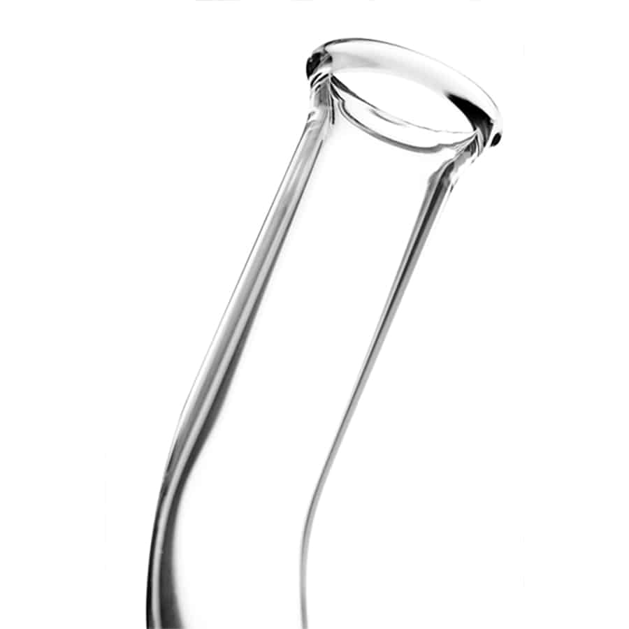 En stor, rund skål med en dyb blå farve pryder overfladen, dekoreret med en hvid, geometrisk mønster. Skålen har en glat, skinnende overflade, der reflekterer lys. Den brede kant giver en robust struktur, mens bunden er flad og stabil. Designet udstråler en moderne æstetik med en enkel, men elegant form.