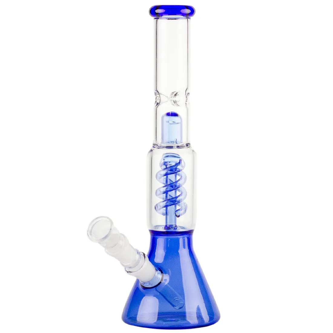 En lyseblå, rund bong med en glat, glossy overflade. Den har en buet hals og en bred fod, der giver stabilitet. På siden findes der en indgraveret logo- eller mærkebetegn. Den har en gennemsigtig skål, der er placeret på en smal stamme, og et rør, der strækker sig opad, hvilket skaber en elegant silhuet.