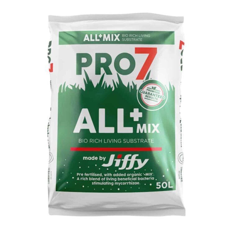Jiffy Pro7 All Plus Mix præsenterer en mørkegrå, svampet tekstur med små, fine lufthuller, der indikerer porøsitet. Materialet har en let glans, mens kanterne er afrundede og ensartede. Overfladen fremstår som en blød, næsten fuzzy struktur, der giver en let og luftig fornemmelse. Farven er jævn og naturlig, uden synlige mønstre eller variationer.