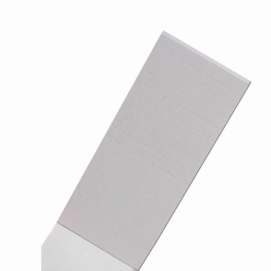 Et sæt filtertips fremstår i en klar, cylindrisk form med en perforeret overflade. Farven er overvejende hvid med subtile nuancer af lys beige. Hver tip er ensartet og har en glat tekstur. De er arrangeret i en række og præsenterer en ensartet form, hvilket fremhæver deres funktionelle design. Det perforerede mønster giver et indtryk af åndbarhed.