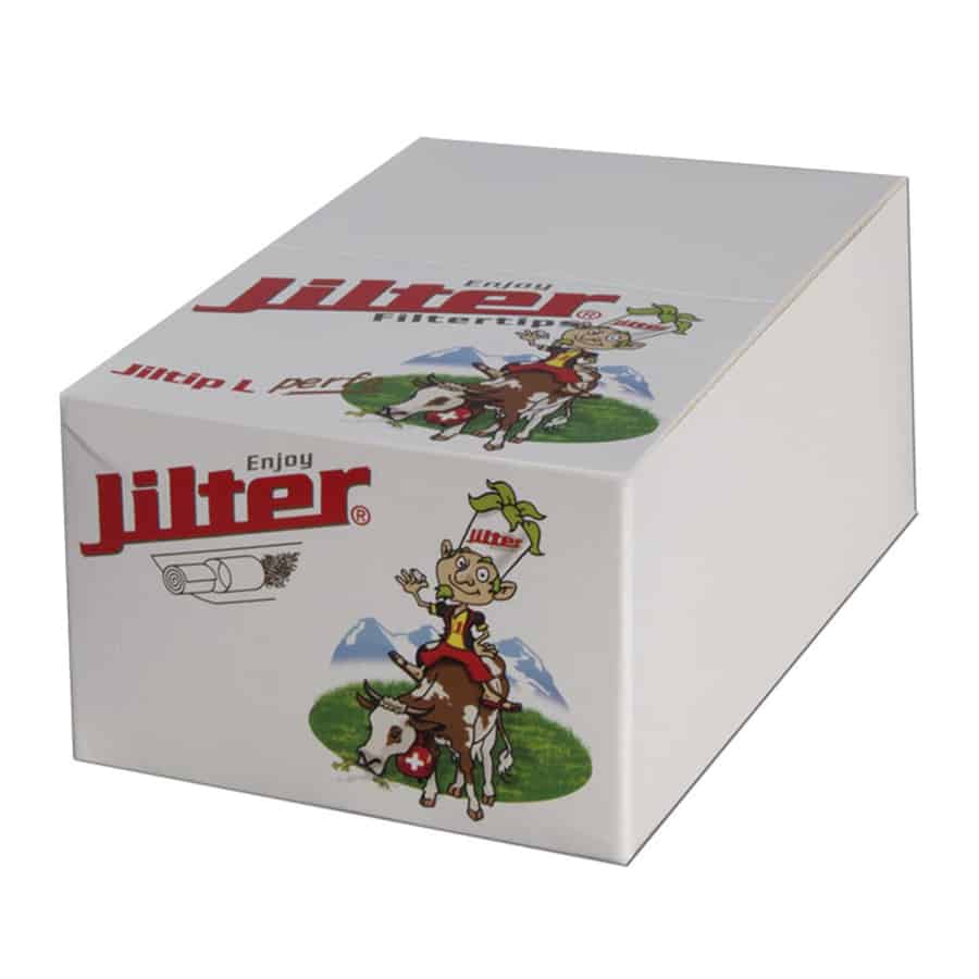 Jilter filtertips præsenteres i en pakke med en lys, hvid baggrund og en farverig illustration. Filtertipsene er cylindrisk formede og fremstår i en blød, mat tekstur. Der er perforeringer langs kanten, som skaber et mønster af små, runde huller. Farverne varierer fra grøn til blå og orange, hvilket giver et livligt udtryk.
