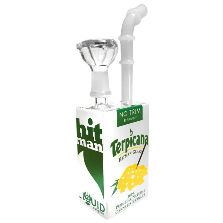 Et farverigt juiceglas i form af en tegneseriefigur pryder overfladen. Glasets krop er i en lys gul farve med grønne blade på toppen, som skaber en livlig kontrast. Den glatte overflade reflekterer lys, og glasets stiliserede ansigt tilføjer et legende element. Højden er cirka 19 cm, hvilket giver det et iøjnefaldende udseende.