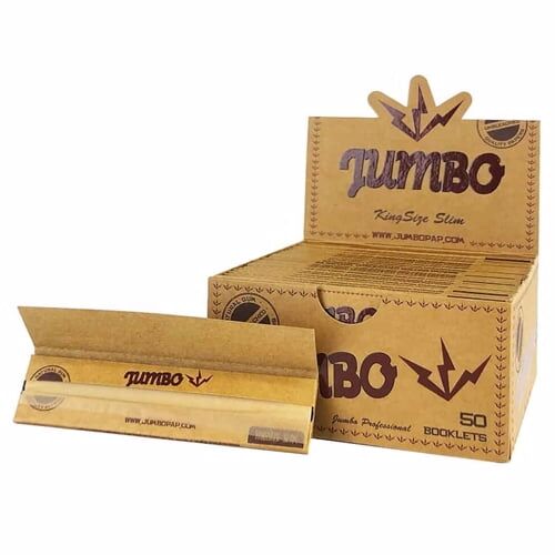 En stor, brun, slank cigaretpakke præsenterer sig i en rektangulær form med en glat, blank overflade. Forsiden er prydet med hvid tekst, der angiver pakkeindholdet, mens den nederste del har en farvet bånd med sundhedsadvarsler. Pakken har afrundede hjørner og en let reflekterende finish, hvilket giver en elegant fremtoning.