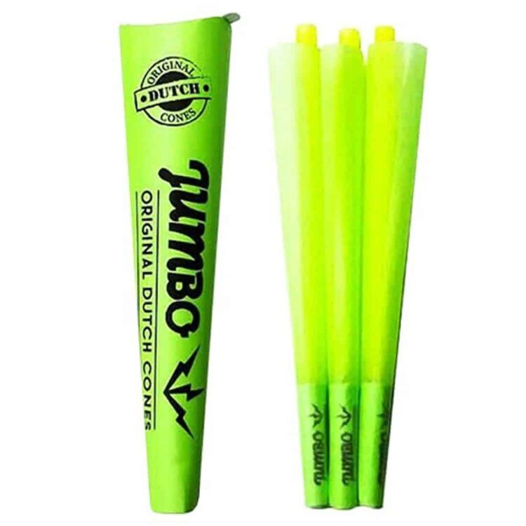 Tre store grønne isvafler præsenteres i en vinkel, der fremhæver deres spiralformede mønster. Hver vaffel har en glat overflade med tydelige, fine riller, der skaber en struktureret tekstur. Farven er en lys, mintgrøn nuance, som giver et friskt udtryk. Vaflerne står stabilt på en hvid overflade, hvilket skaber en kontrast.