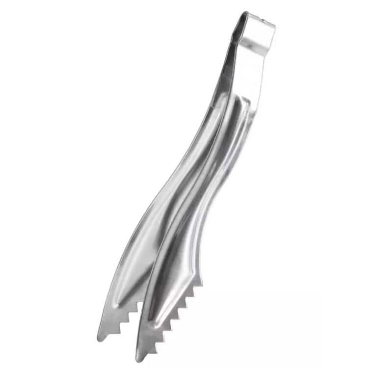 Kaya kul tang i rustfrit stål præsenterer en glat, skinnende overflade med en sølvfarvet finish. Tangen har en længde på 16 cm og er udstyret med to buede greb, der ender i spidse, flade tanger. Grebene har en let struktureret tekstur for bedre greb, mens den samlede form er strømlinet og funktionel.