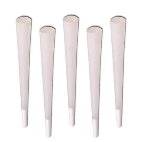 Fem koniske elementer i forskellige farver, herunder rød, blå, grøn, gul og sort, står oprejst på en lys overflade. Hver konus har glatte, ensartede overflader uden synlige mønstre. De er placeret tæt på hinanden, og deres spidser peger opad, hvilket skaber en symmetrisk og struktureret komposition. Farverne fremstår klare og mættede.