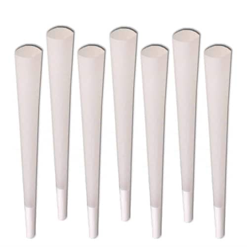 Sættet består af syv kegleformede objekter i forskellige farver, herunder rød, blå, grøn, gul, orange, lilla og hvid. Hver kegle har en glat overflade og en ensartet, mat finish. De varierer i højde og bredde, hvilket skaber en dynamisk opstilling. Keglerne står stabilt på en flad overflade, der fremhæver deres farver og former.