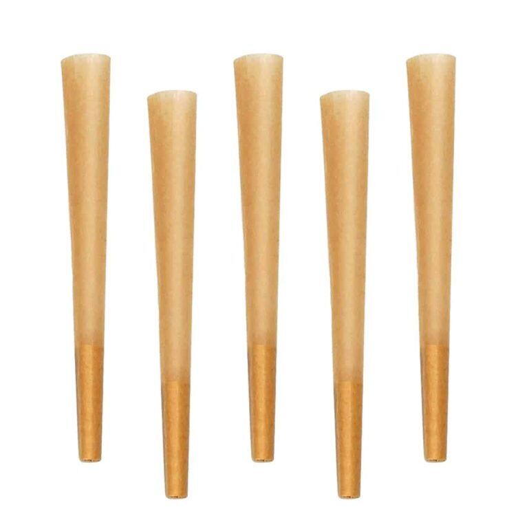 Fem løse brune kegler præsenteres i en naturlig, organisk form. Keglerne har en rug og struktureret overflade med varierede nuancer af brun, der skaber dybde. De er koniske med en spids top og en bredere base, hvilket giver dem stabilitet. Keglerne ligger tæt sammen, hvilket fremhæver deres forskellige størrelser og former.