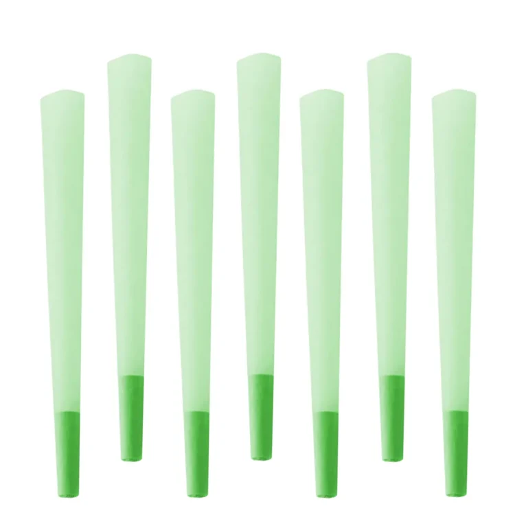 Syv løse grønne kegler er arrangeret i en uregelmæssig formation. Keglerne har en glat, mat overflade og er fremstillet af et fleksibelt materiale, der giver en blød struktur. Farven er en ensartet, dyb grøn, der skaber en naturlig og jordnær æstetik. Hver kegle har en konisk form med en spids top og en bredere bund.