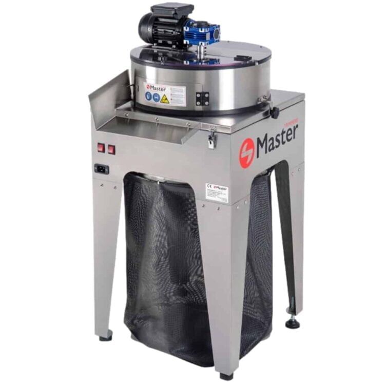 En kompakt trimmer med en mat sort overflade pryder et ergonomisk greb, der er fremstillet af gummi. En tydelig knap findes på siden, og en sølvfarvet detalje omkranser bladet. Trimmerens design er strømlinet med bløde kurver, og den har en robust konstruktion, der giver indtryk af holdbarhed. Baggrunden er lys og neutral, hvilket fremhæver trimmerens detaljer.