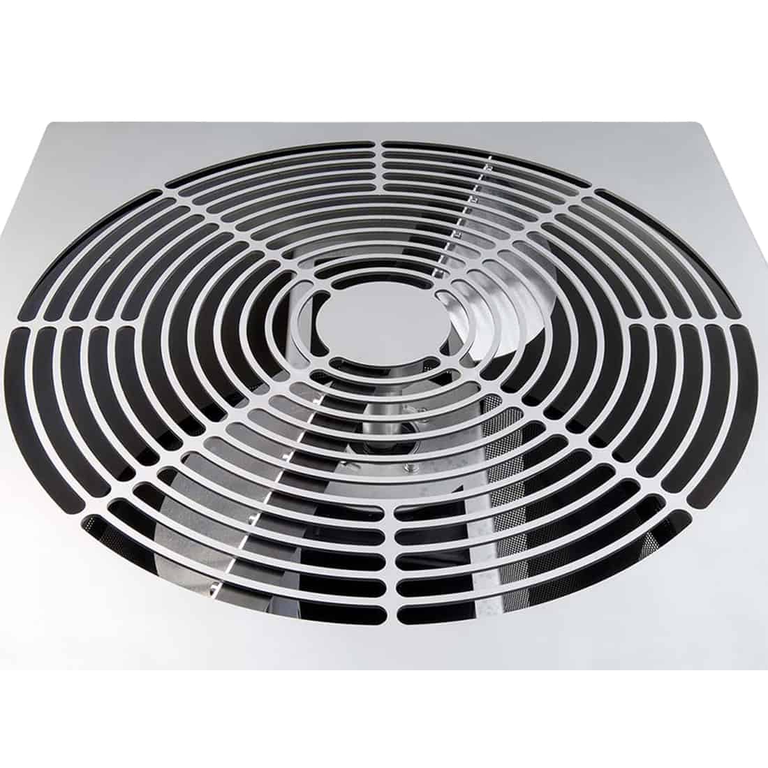 En trimmer med en robust og ergonomisk designet krop i sort plast, der har en glat overflade. Knivbladet er i rustfrit stål, hvilket giver en skinnende finish. Håndtaget er udstyret med en gummibelægning for bedre greb. På siden ses en justerbar knap til indstilling af længde, mens en tydelig mærkning angiver produktets model.