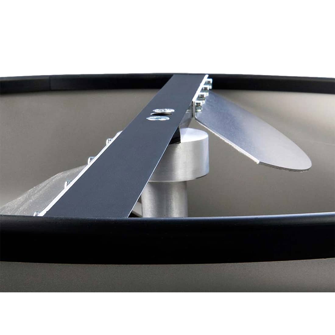 En trimmer med en robust, kompakt konstruktion præsenterer sig i en mørkeblå farve med sorte detaljer. Den har en ergonomisk form og en mat overflade, der giver godt greb. Knivene er præcist udskåret i stål og er synlige, mens et justerbart håndtag og kontrolknapper i sort plast er placeret på siden, hvilket tilføjer funktionalitet til designet.