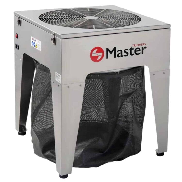 En trimmer med en slank, sort plastikhåndtag og en metallisk klinge skinner i lyset. Klingen har en skarp, blank overflade, mens håndtaget har en ru struktur for bedre greb. En justeringsskive med tal og et lille hul til ophæng er placeret ved klingen. Trimmerens samlede design er kompakt og funktionelt.