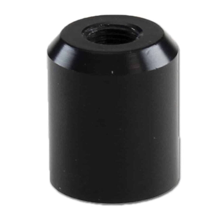 En metaladapter til glashoveder præsenterer sig med en slank, cylindrisk form og en sølvfarvet overflade, der reflekterer lys. Adapteren har en skruetråd i den ene ende og en glat, flad overflade i den anden. Kanten er præcist udformet med en lille, indvendig fordybning. Den har en mat finish, der giver et industrielt udtryk.