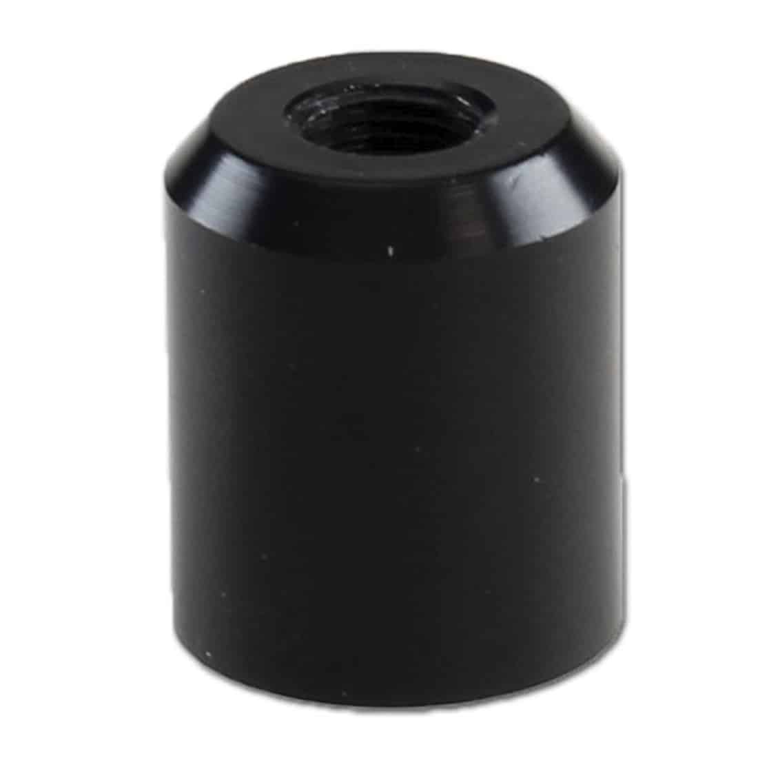 En metaladapter til glashoveder præsenterer sig med en slank, cylindrisk form og en sølvfarvet overflade, der reflekterer lys. Adapteren har en skruetråd i den ene ende og en glat, flad overflade i den anden. Kanten er præcist udformet med en lille, indvendig fordybning. Den har en mat finish, der giver et industrielt udtryk.