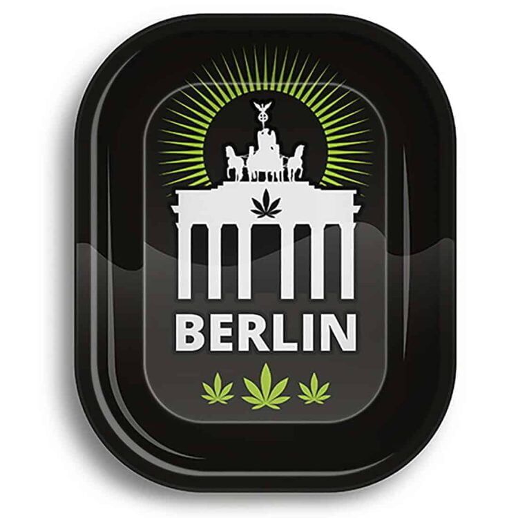 En rektangulær mixerbakke i metal måler 180 x 140 mm. Overfladen er glat og skinnende med en sølvgrå farve, der reflekterer lys. Kanterne er let afrundede, og bunden er flad for stabilitet. Der er en diskret, indvendig kant, som hjælper med at holde indholdet på plads. Bakken har et minimalistisk design, der fremhæver funktionaliteten.