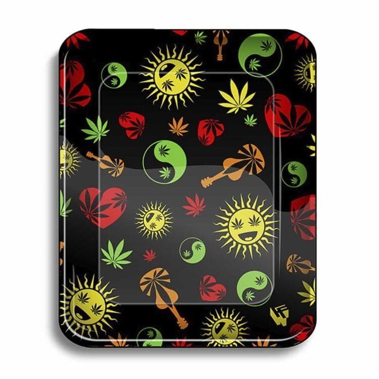 En metal mixerbakke præsenterer sig med en sølvfarvet, skinnende overflade, der reflekterer lys. Den har en oval form med bølgede kanter, præget af et mønster af stiliserede cannabisblade. Mønsteret er indgraveret og giver en taktil tekstur. Bakken har en flad bund og en let hævet kant, der sikrer indholdet holdes på plads.