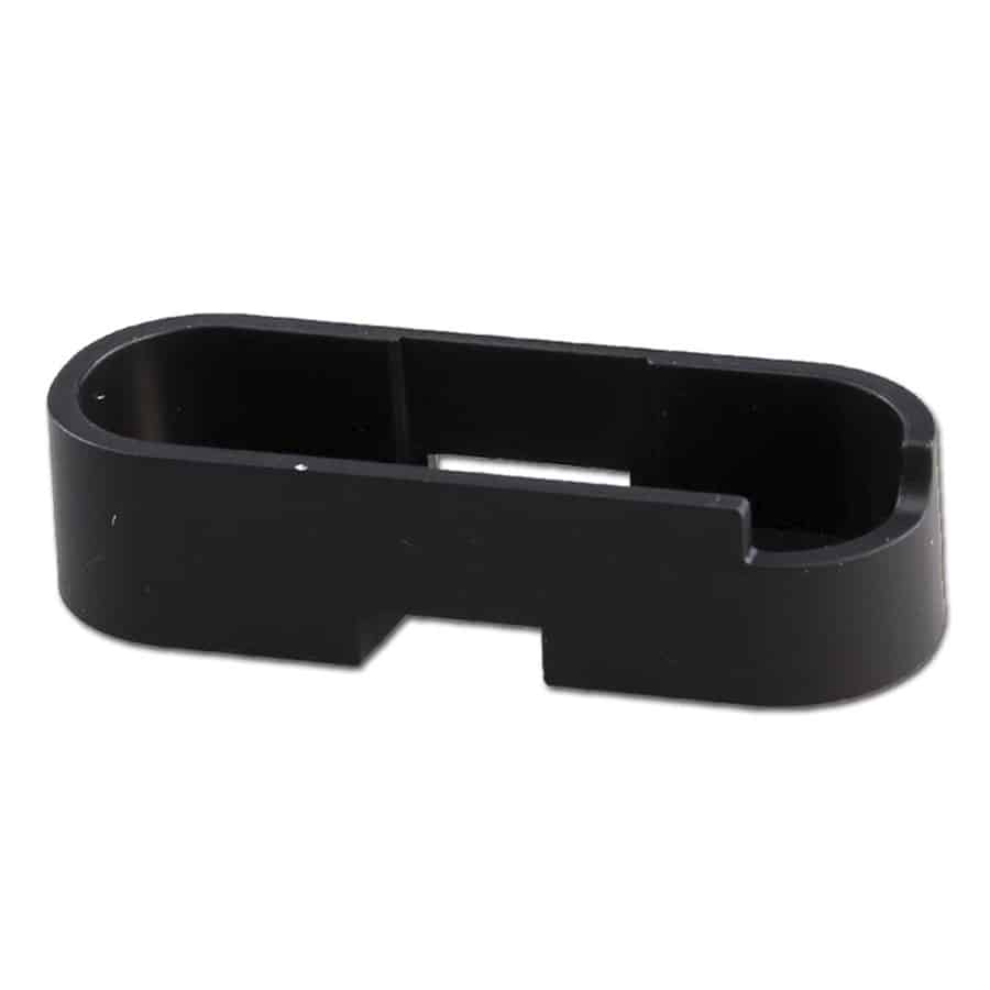 En sort plastisk stand med en glat overflade og afrundede kanter præsenterer sig i en stabil, rektangulær form. Standen har en dybde og en bredde, der giver plads til flere niveauer. Øverst er der en slank, hævet platform, mens det nederste niveau har en bredere basis. Ingen synlige knapper eller ornamenter pryder standen.