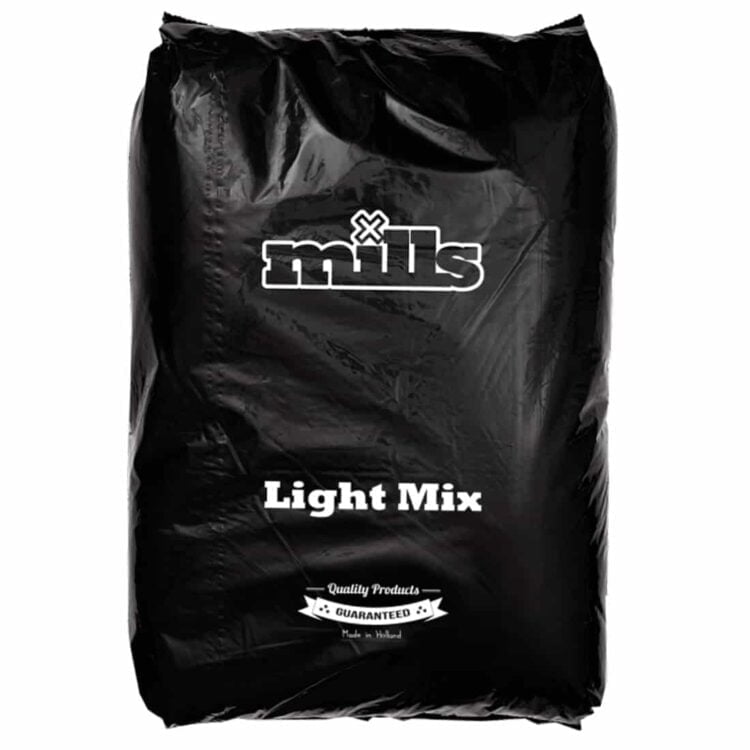 En stor, cylindrisk beholder i metal med en kapacitet på 50 liter præsenterer sig med en glat, blank overflade i en sølvfarvet nuance. På forsiden er der en sort, flad skive, der fungerer som låg, med en central håndtag for nem åbning. Beholderens bund er stabil og flad, hvilket sikrer en solid placering.