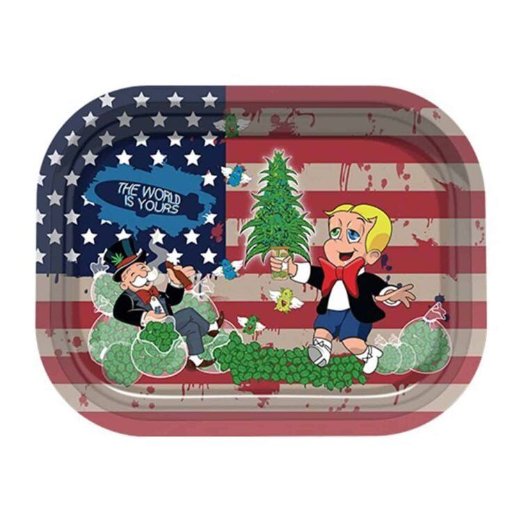 En globus med farverige kort over kontinenterne pryder overfladen. Oceanerne er malet i dybblå nuancer, mens landmasserne varierer fra grønne til brune toner. Globusens akse er metallisk og sølvfarvet, og den hviler på en sort, rund base. Detaljer som landegrænser og bynavne er tydeligt markeret i kontrasterende farver for bedre synlighed.