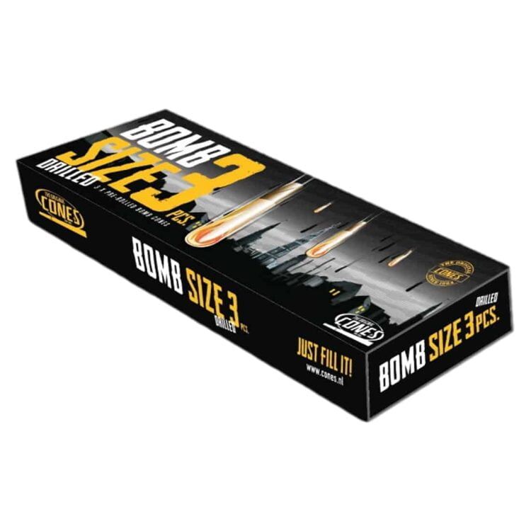 Tre kegleformede genstande i en lys beige farve pryder overfladen. Hver kegle har en glat, ensartet tekstur og en spids top, der smalner mod bunden. Kanten af den brede del er let afrundet. De er placeret på en hvid baggrund, hvilket fremhæver deres form og farve. Ingen synlige logoer eller tekst er til stede.