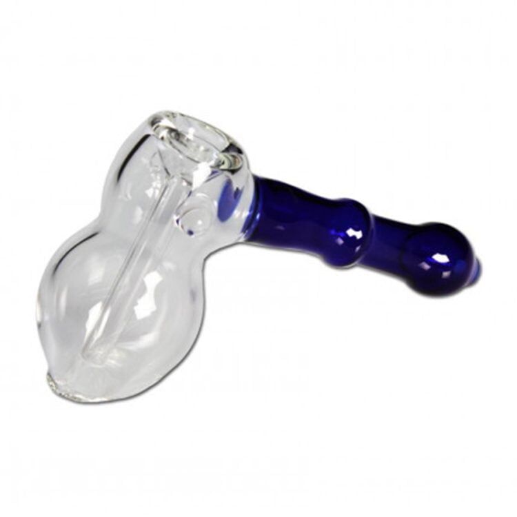 En blå, rund pibe med en glat overflade pryder midten af beskrivelsen. Den har en buet mundstykke, der smelter sammen med en kegleformet del, der strækker sig mod bunden. Detaljer som en lille, indviklet knap og et farvet logo på siden tilføjer kontrast. Piben står på en flad overflade, der reflekterer lyset svagt.