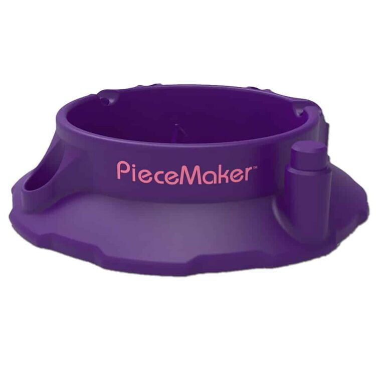 En firkantet bakke i en dyb lilla nuance præsenterer sig med glatte, afrundede kanter. Overfladen har en let glossy finish, der reflekterer lys, hvilket giver en elegant udstråling. Bakken er fremstillet af robust materiale, der giver en solid struktur. Ingen synlige mønstre eller dekorationer forstyrrer den enkle, moderne æstetik.