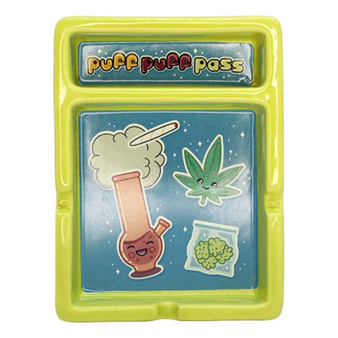 Et rundt askebæger i klart glas præsenteres med en glat overflade, der reflekterer lys og skaber en glitrende effekt. Bunden er flad, mens kanterne er let opadbuede. Der er en indgravering med teksten "Puff Puff Pass" i en stilfuld skrifttype, der tilføjer et grafisk element til det gennemskinnelige design.