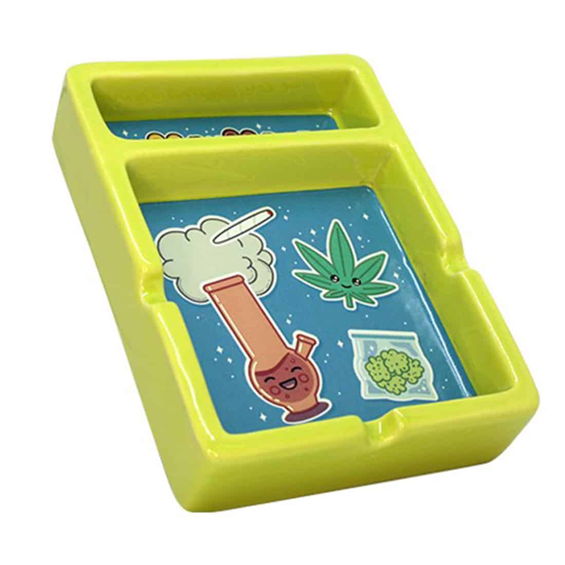 Et rektangulært askebæger fremstillet af klart glas præsenterer en glat, gennemsigtig overflade med let bølgede kanter. Bunden er flad og stabil, mens siderne er let hævede. Indvendigt er der et tydeligt, cirkulært rum til opbevaring, der kan rumme aske. Askebægeret har ingen synlige mønstre, hvilket giver et minimalistisk udtryk.