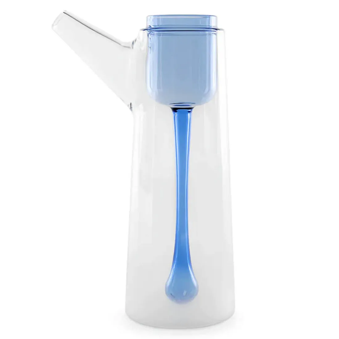 En vandfiltreringsenhed med en glaskrop, der har en klar, gennemsigtig overflade og en blød, organisk form. Indersiden indeholder vand, der reflekterer lys, og en slank, buet rørføring, der fører til en mundstykke. Farverne skifter fra klar til let blågrøn, mens mønsteret på glasset er glat og skinnende, hvilket giver en elegant finish.