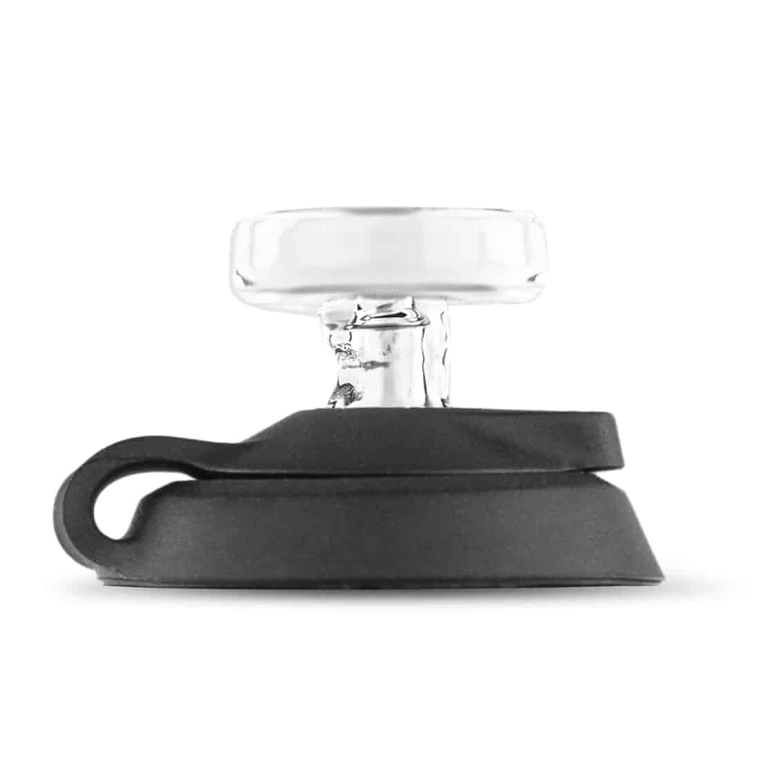 En rejsetaske i sort stof med en blød, mat overflade. Tasken har en rektangulær form med en kraftig lynlås, der strækker sig langs den øverste kant. Indeni findes en indretning med flere specifikke rum og elastiske stropper til opbevaring. Tasken har en bærehåndtag i nylon, der giver en praktisk transportmulighed. Det minimalistiske design fremhæver funktionalitet.