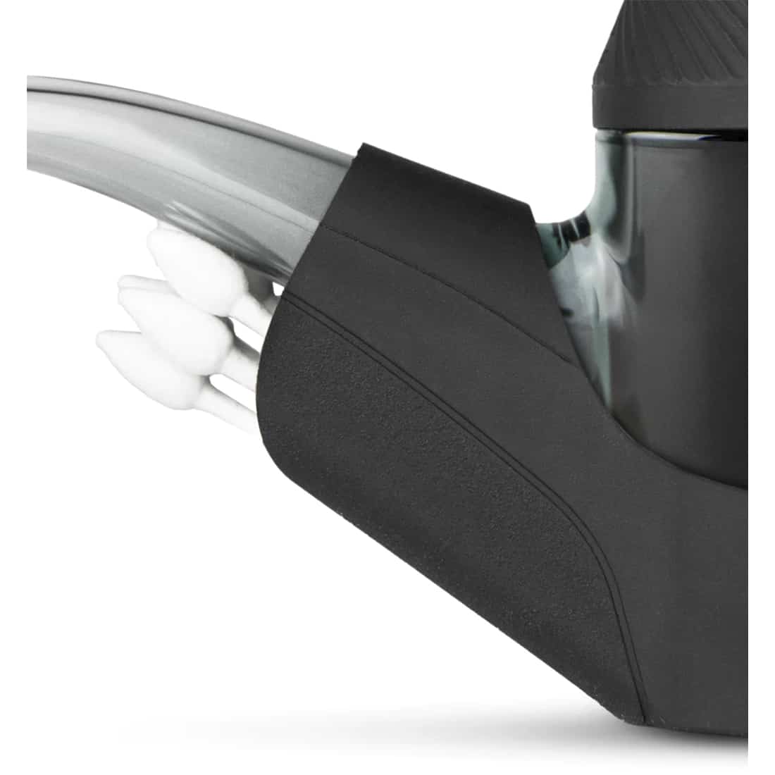 En sort opbevaringspose i stof med en glat overflade fremtræder med en lynlås i kontrastfarve. Indeni ses en skumindsats, der holder en lille enhed med en glat, blank overflade i en dyb grøn farve. En række tilbehør er også synlige, herunder en lille borste og en skarp metal værktøjsdel. Det hele er kompakt og velorganiseret.