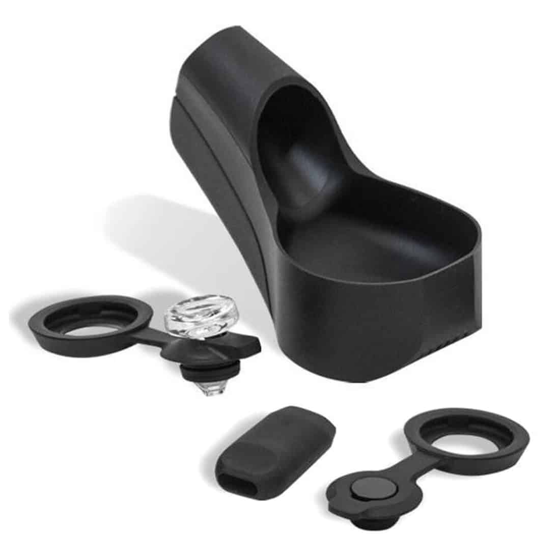 En sort, kompakt taske med en glat overflade, præget med et subtilt mønster. Tasken har en lynlås i metal, der er placeret øverst, og indeholder en indvendig opdeling til opbevaring. I taskens indre ses en række små rum, der er designet til at rumme forskellige accessories, som fremstår i grå nuancer. Tasken har en enkel og funktionel form.