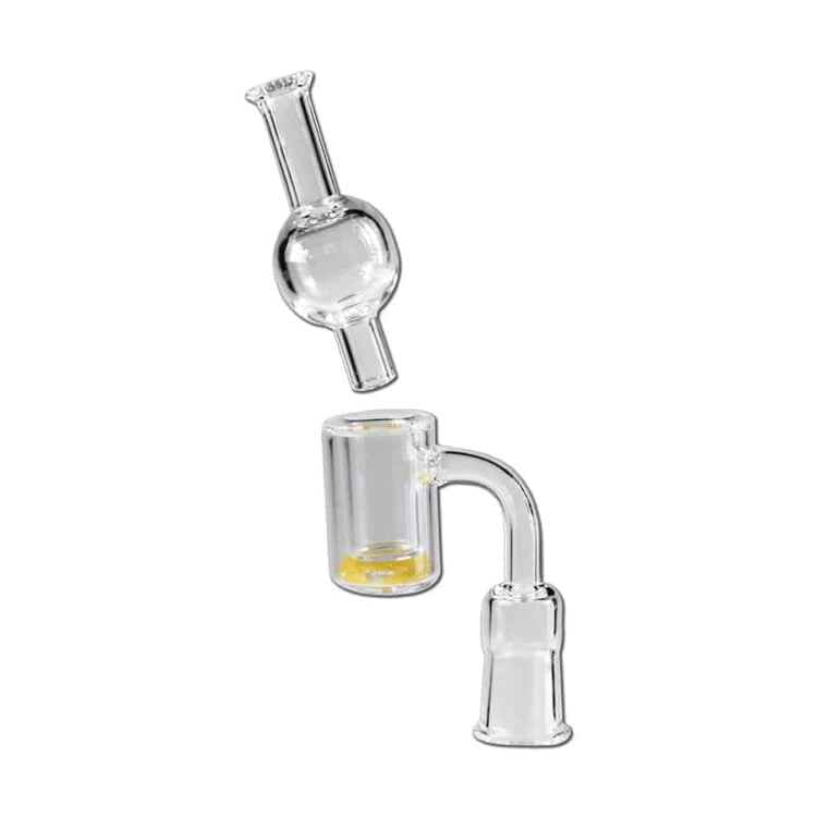 En gennemsigtig, glasklar quartz banger med en glat overflade og en tykkelse, der giver den en robusthed. Den har en bred, flad base, der sikrer stabilitet, og en skrå kant, der gør det nemt at anvende. En sort carb cap i en rund form hviler ovenpå, og dens matte overflade står i kontrast til det klare glas.
