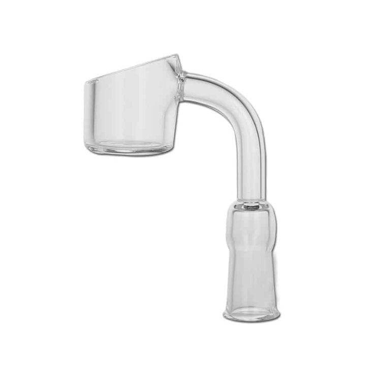 En kvarts glas banger er fremstillet af klart glas og har en glat, skinnende overflade. Den har en cylindrisk form med en bred åbning i toppen og en skrå vinkel, der fører til en smal bund. Bangerens kant er skarp og præcist udført. Den har en svag grønlig nuance, hvilket indikerer materialets kvalitet.