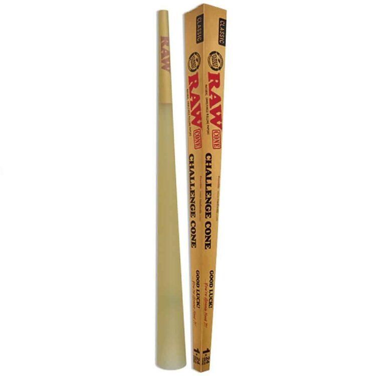 En coneformet struktur i en lys, sandfarvet tone pryder den glatte overflade. Den har en ensartet tekstur, der giver indtryk af keramisk materiale. Øverst findes en bred åbning, som gradvist snævrer sig ind mod bunden. Bunden er flad og stabil, mens den generelle form er harmonisk og strømlinet, hvilket skaber en elegant silhouette.