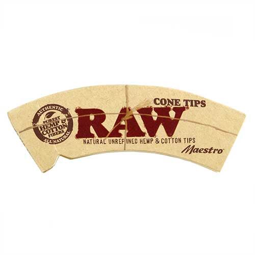 Rørformede filtertips i hvidt papir er stablet i en sort, rund beholder. Hver tip har en glat overflade med en let bølget kant, der sikrer en tæt lukning. Beholderens låg er gennemsigtigt og afslører den indvendige indhold. Den sorte base giver en kontrast til de lyse filtertips, hvilket skaber en enkel og funktionel æstetik.