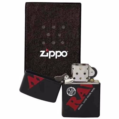 En sort Zippo lighter præsenteres med en glat overflade og en blank finish. Lighterens krop er rektangulær med afrundede kanter. Hængslet, der forbinder låget til bunden, er synligt på den ene side. Der er et lille skruehoved, der anes nær bunden. Mærket "Zippo" er indgraveret i en let fremtrædende skrifttype på fronten.