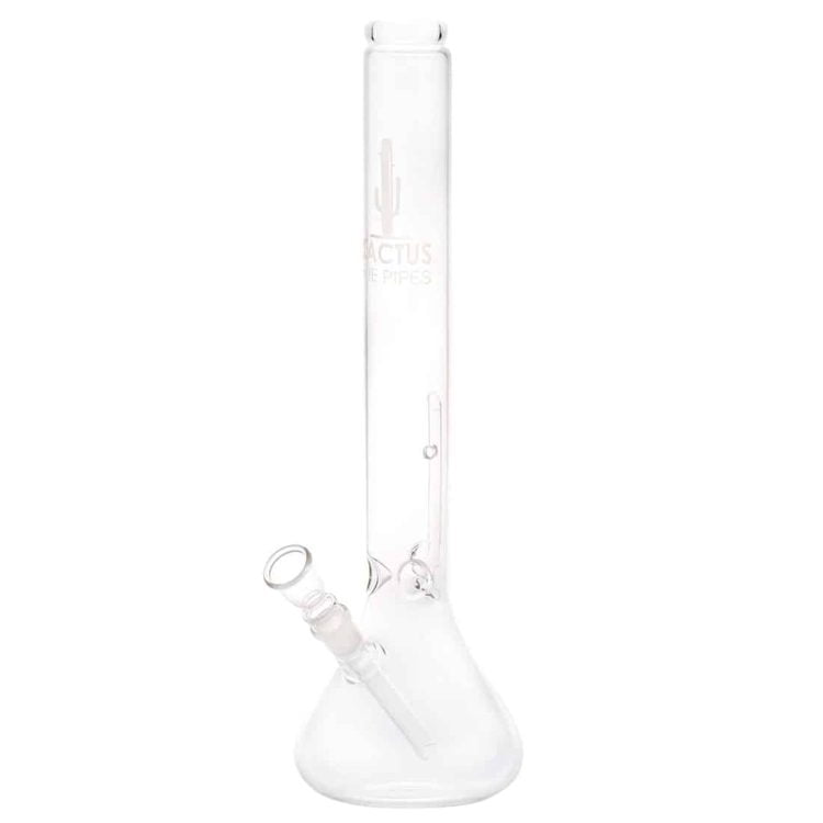 En høj bong med en slank, cylindrisk form præget af klart glas. Den har en rund bund og en udvidet hals, der ender i en bred åbning. Et indbygget perkolator-system med små bobler er synligt, og en skål til tørrede urter sidder på siden. Farven er gennemsigtig, hvilket fremhæver den glatte overflade og de fine detaljer i designet.