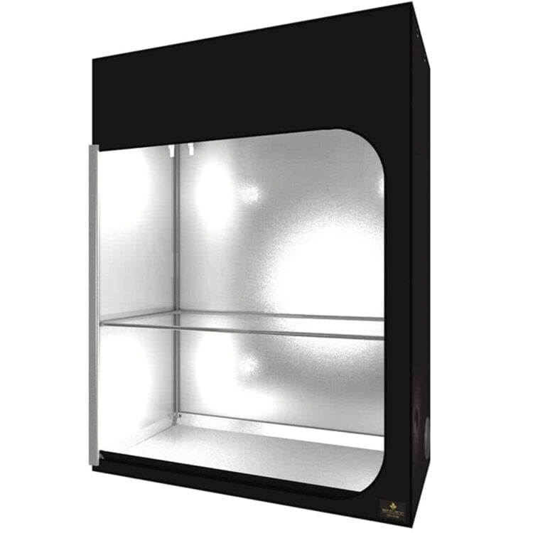 En sort, rektangulær plantekasse med en mat overflade pryder en flade. Kassen har en let buet kant øverst og er forsynet med lufthuller i bunden. Forklarende tekst i hvid skrift angiver produktets navn og specifikationer. Baggrunden er neutral og hjælper med at fremhæve kassen, som står i en let skygge.