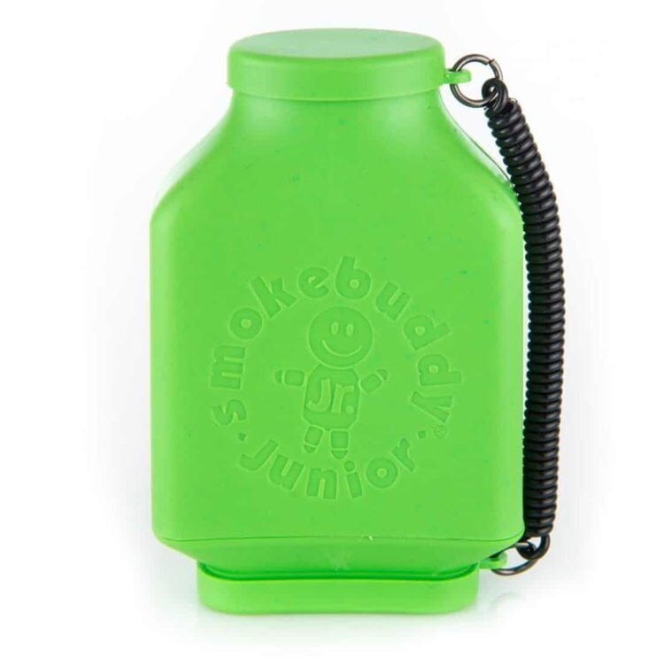 En kompakt, cylindrisk enhed med en glat, grøn plastoverflade pryder fronten. Toppen er afrundet med en lille åbning til røgudtræk. En sort, gummilignende ring sidder omkring åbningen, hvilket skaber en kontrast til den grønne farve. En tekstur af små riller ses langs siderne, og en sort knap er placeret på en af fladerne, der muligvis bruges til betjening.