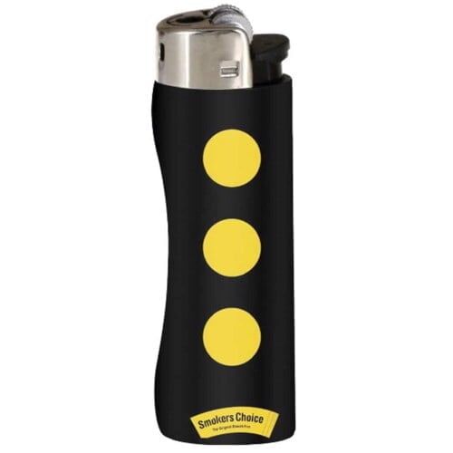 En sort gaslighter med en blank overflade pryder midten af beskrivelsen. Den har en rektangulær form med afrundede kanter og en sølvfarvet åbning til flammen. Lighterens front er dekoreret med et grafisk mønster, der inkluderer symboler og tekst, hvilket tilføjer detaljer til den minimalistiske stil. Knappen til tænding er placeret på toppen.