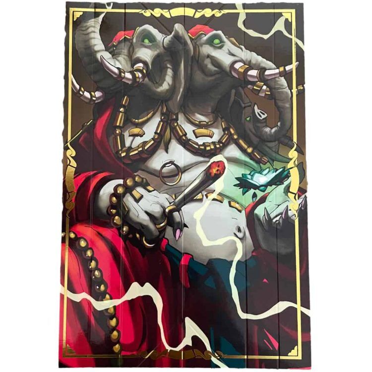 En mixerbakke i en gylden farve pryder overfladen, med et elegant, poleret metalfinish. Bakken har en rektangulær form med let opadbuede kanter. På overfladen er en detaljeret gravering af en elefant, der tilføjer et kunstnerisk præg. Kanten er forsynet med en diskret, mat tekstur, der kontrasterer med den glatte midte.